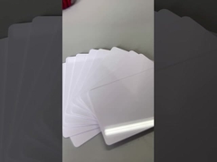 चमकदार प्लेट द्वारा टुकड़े टुकड़े किए गए कार्ड प्रभाव