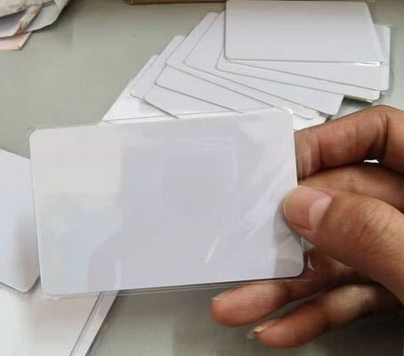 प्लास्टिक कार्ड के उत्पादन के लिए सफेद इंकजेट प्रिंट करने योग्य पीवीसी शीट।