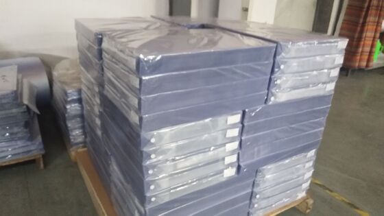 पारदर्शी पीवीसी लेपित ओवरले फिल्म 0.04-1.0 मिमी मोटाई और प्लास्टिक कार्ड लेमिनेशन के लिए मजबूत आसंजन स्तर के साथ